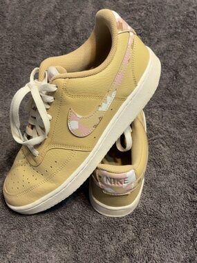 Nike Kids Beige Sneakers with Pink Camo Swoosh